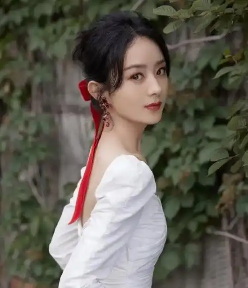 赵丽颖罕见给自己放假,素颜和闺蜜逛街带娃,没男人陪一样快活