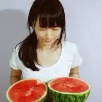 带西瓜的情侣头像唯美意境的情侣头像一男一女