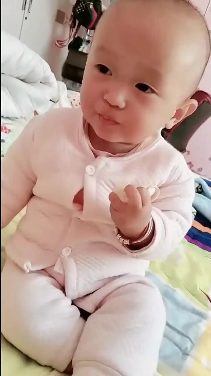  萌娃吃东西的亮点总是在表情上,这孩子的反应太大了,怕是个戏精