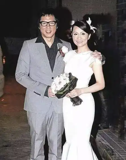 胡杏儿三胎生子,闺蜜团2位二宝妈,1位今年结婚,3位仍单身
