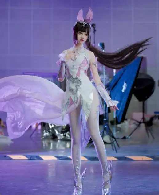  五年后的小舞cos照来袭,搭配白丝袜绝了,好身材尽显