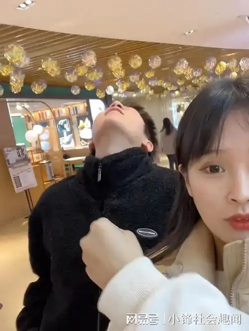  情侣拍照,男友只顾看美女,被女友一拳打在脸上,看着都痛