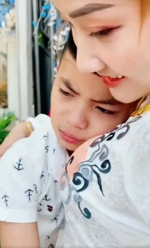  姐姐远嫁,弟弟舍不得,将头紧紧靠在姐姐胸上,蓝衣大哥表情亮了