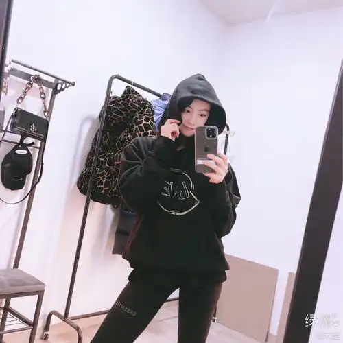  组图宋茜绿洲晒下班收工照豹纹外套配黑卫衣酷飒又时髦