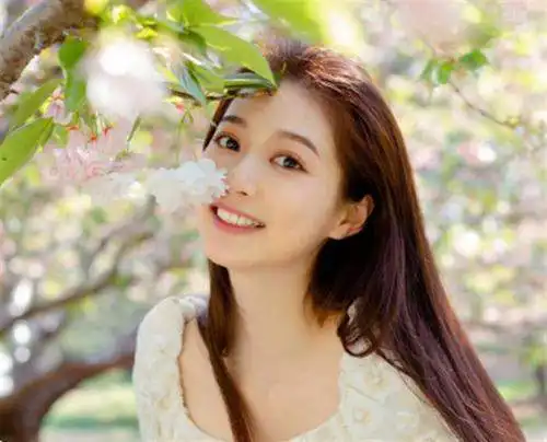  中国传媒大学校花冯琳走红,4名领诵员之一,成功的背后是努力