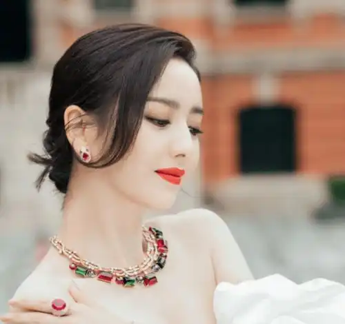  佟丽娅路人照曝光又矮又黑判若两人网友叹明星也活在滤镜中