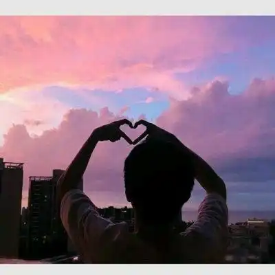  微信情侣头像一男一女夕阳背影海边风格夕阳情头唯美一对