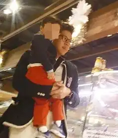  郭晶晶一家逛超市揭霍启刚为何偏爱郭晶晶