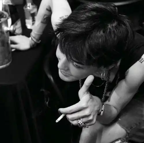  分享一组权志龙gdragon的黑白色系头像