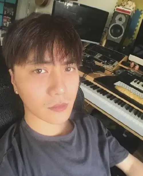  官宣结婚,竟然是他高攀了