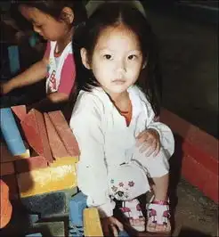  韩国难得的未整容明星公认的天然美女,她们的童年照曝光了