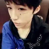  2015最新情侣头像一对两张,男生穿黑衣服,女生穿白衣服的