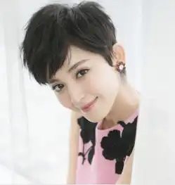  古力娜扎睡前晒美图短发清爽造型干练