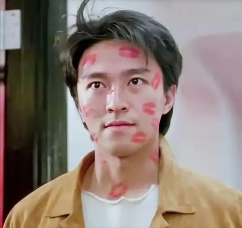  一次节目上,冯小刚故意刁难周星驰,说你觉得莫文蔚算得上是一个美女吗