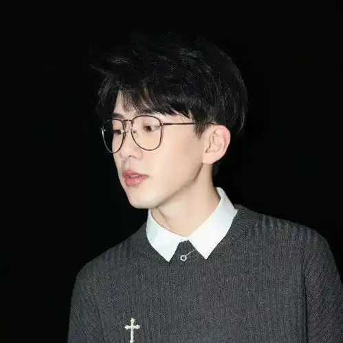  头像想吃炸鸡想着想着眼泪就从嘴角流了下来