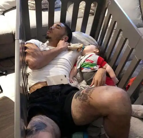  一家四口睡觉造型火了,网友调侃,爸妈才是真爱宝宝只是意外