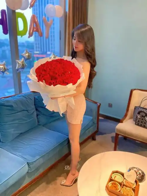 小姐姐选择和闺蜜一起简单的过生日