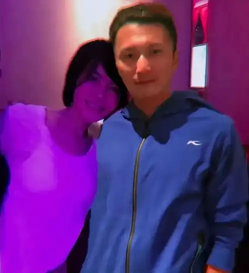  王菲谢霆锋豪宅秀恩爱,晒情侣头像夫妻相足,55岁女神仍嫩似少女