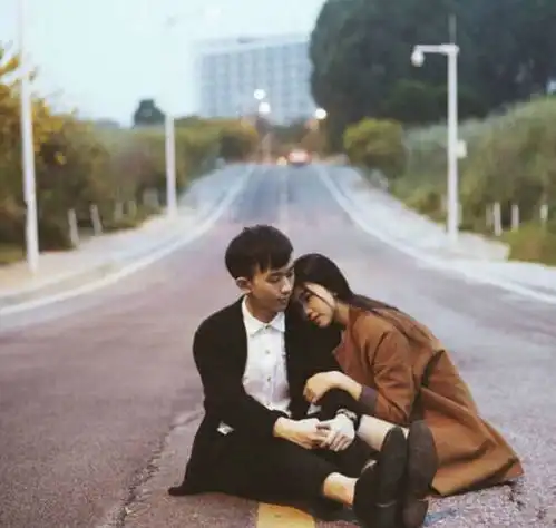  情侣在星巴克上演活春宫无底线地秀恩爱,有多过分