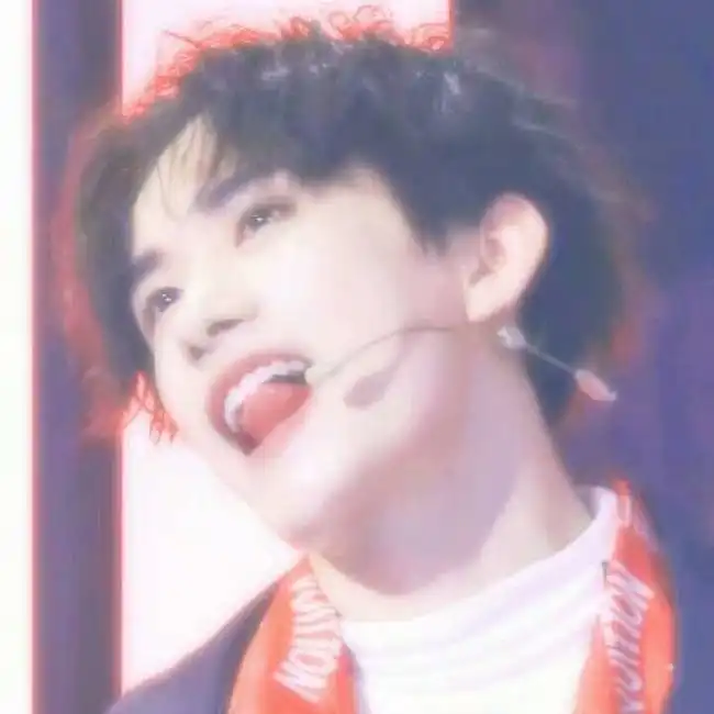  易烊千玺愿你阳光下像个孩子,风雨里像个大人