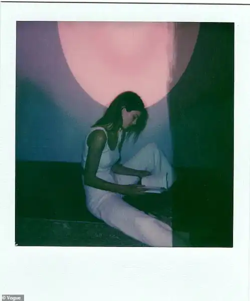  金卡戴珊带四娃真欢乐,2岁芝加哥和哥哥穿同款睡衣,一样蓬蓬头像双胞胎