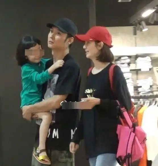  洪欣儿子的亲爹莫少聪回复网友,罕见评论张丹峰与经纪人事件