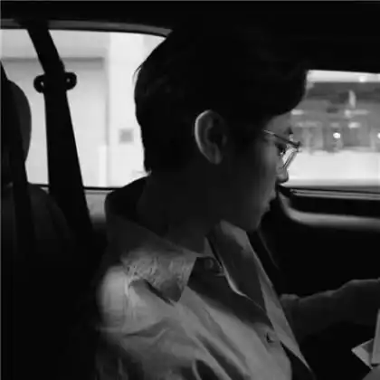  黑白伤感头像男生帅气,男人有时其实挺害羞的