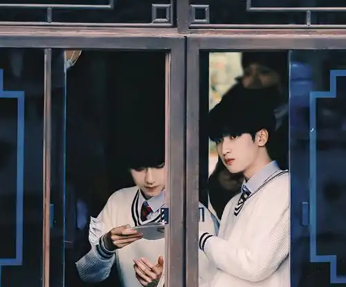  偶遇贺峻霖严浩翔划船,以为没镜头搂腰对视,拉手撒娇画面超甜