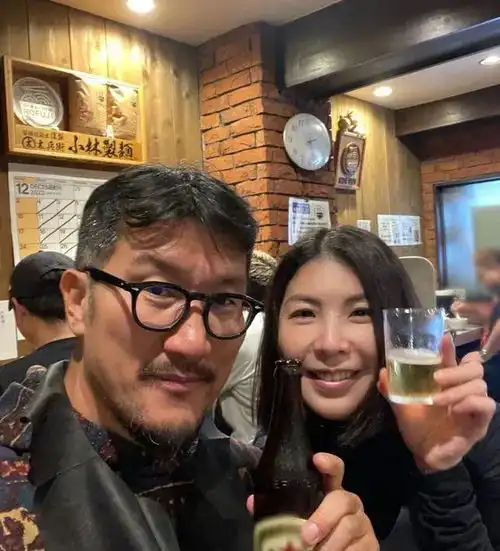  许茹芸晒合照为韩国老公庆生,素颜出镜气质突出,老公却一言难尽