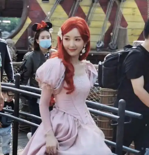  毛晓彤现身迪士尼,看清美过精修的生图,确定不是在逃公主吗