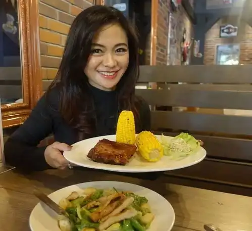  50岁少女爆红网络,和儿子同框像情侣,和老公同框像父女