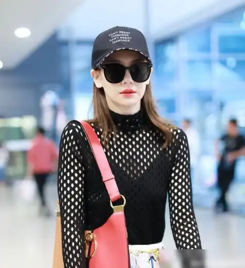  戚薇潮出新高度,渔网衫混搭百褶裙,水冰月头像铺满裙摆