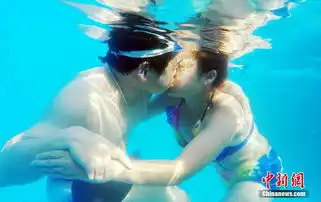  11对情侣武汉上演水下接吻大赛