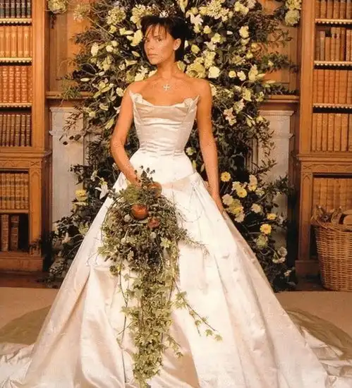  72岁像27岁婚纱女王庆生与男模合影似情侣,开挂人生不输邓文迪