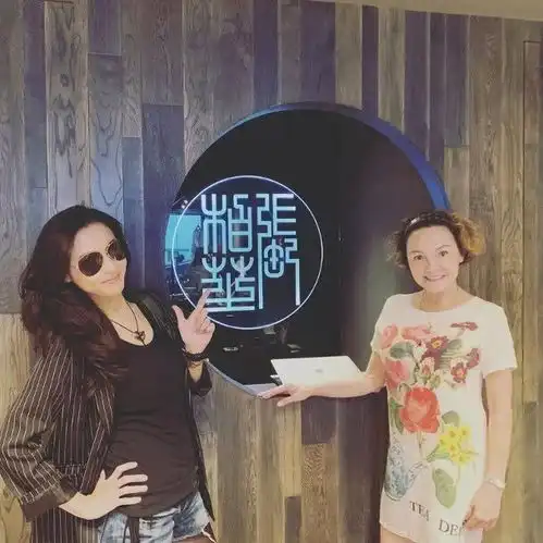 张柏芝在香港带儿子晨跑,独栋豪宅位置好,楼下还停着一辆豪车
