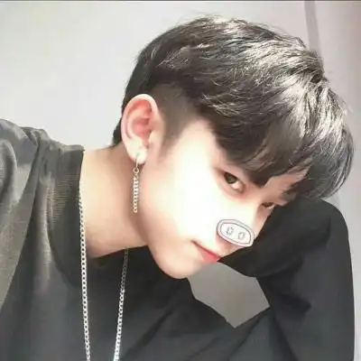  男生头像阳光积极帅气三人寝室的老大