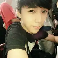  有些人只是假装快乐而已