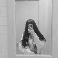  本站熊掌号粉丝18777需要的黑白女的对着镜子拍照的头像图片