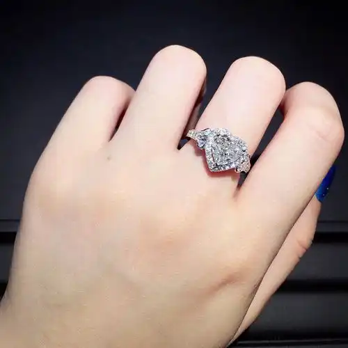 国际婚戒款式大观三心形订婚钻戒