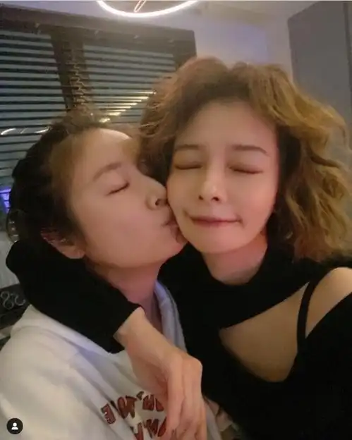 徐若瑄晒和林心如美颜自拍照,搂抱亲吻表白闺蜜我永远的好姐妹