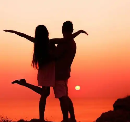  她被闺蜜设计,把她当礼物送给他,但他却带着顶级车队取她回家尹司宸