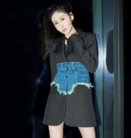  张碧晨又现身机场,红色方格衬衫配黑色裤,这双腿比郑爽还细