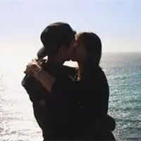  两个女人接吻微信图像微信头像图片大全