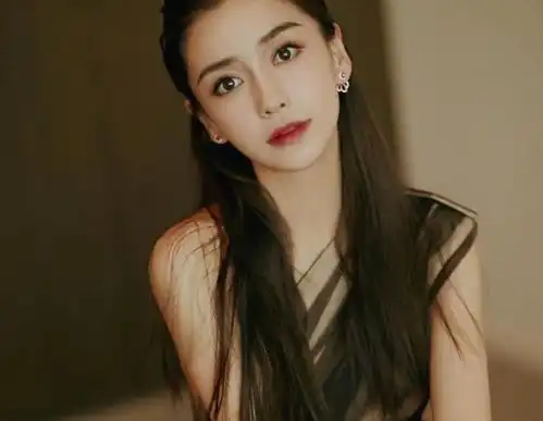 杨颖最厉害的粉丝,自己成了知名明星,如今还成杨颖闺蜜团一员