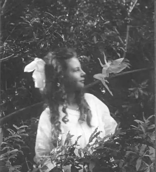  长着翅膀的仙女是真的吗隐瞒60年的真相,照片被5万英镑被拍卖