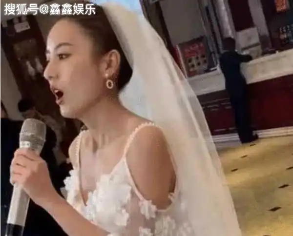  歌神新娘火了,张嘴像张柏芝,低头像佟丽娅,新郎赚大了