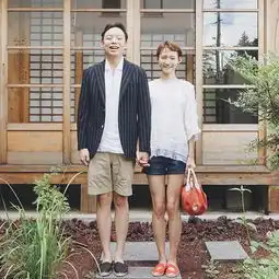  ins上这对小夫妻每天在院子里拍一张合影,表情动作都不变,却引来30万的网友围观