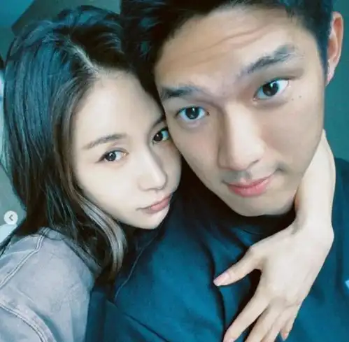  王子文晒与男友贴脸合照,细看吴永恩手放在哪,感情好坏很明显