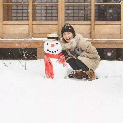  ins上这对小夫妻每天在院子里拍一张合影,表情动作都不变,却引来30万的网友围观