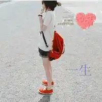  带有校园风的闺蜜头像头像背景是黑板